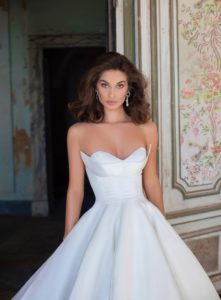 The Idea King - If you have small boobs, here are the wedding dress ideas  for your body shape.